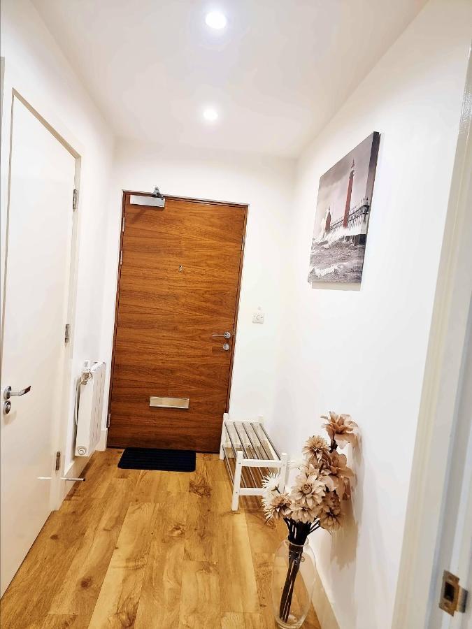 Your Riverside Home 2 With Private Balcony Лондон Екстериор снимка